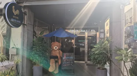 Rooster B&B Отели рядом с достопримечательностью «Qi Jing Bathing Beach»