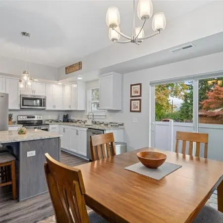 New 2 BR Townhouse in the Heart of Wenatchee. Great for Families, pet friendly.