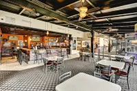 Quality Hotel & Suites at the Falls - bar