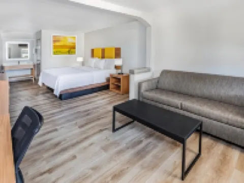 Days Inn & Suites by Wyndham Huntsville Hotels in Walker County