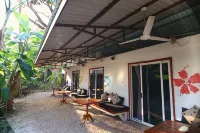 Jungles Edge Hotel, Jiu Jitsu, Muay Thai Retreat Center Отели в г. Носара