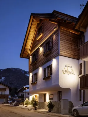 Chalet Tyrolian Apartments - by Familiaris - Pools 500 Meters Hotels in Mitterolang