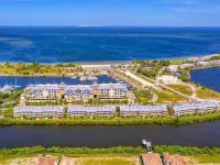 Palm Terrace Waterfront Htd Pool Hot Tub Tennis Hotels in Ruskin