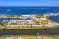 Palm Terrace Waterfront Htd Pool Hot Tub Tennis