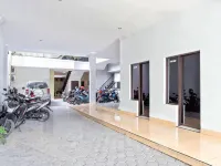 RedDoorz near Adisucipto Airport 3 - parkir