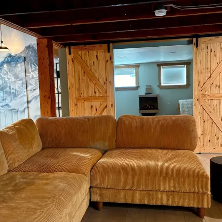 Red Powder House with Foosball Table. Downtown Rossland 5 min to Red Mountain