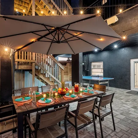 5⭐ 6BD/4BA ~ Steps to Beach Shipping Container Pool w ~ Game Rm ~Summer Kitchen