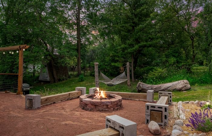 Cozy fireplace, indoor and outdoor games, records!