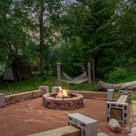 Cozy fireplace, indoor and outdoor games, records!