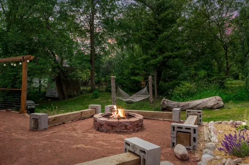 Cozy fireplace, indoor and outdoor games, records!
