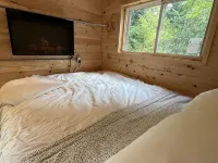 Cozy tiny home, immersed in the forest, overlooking the pond! Hotels in Caledon