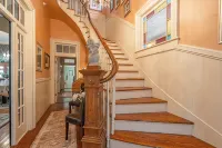 Historic landmark 4-bed 4 bath house in marvelous Savannah with free parking!