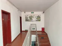 Gongyi Baoshi Business Hotel - Inns