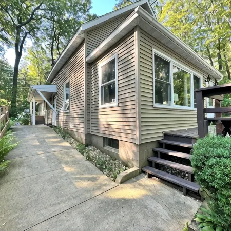 Lakefront Emerald Cove Cottage-3 bd, 2 ba -Sleeps 10 Hotels in Newaygo County