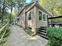 Lakefront Emerald Cove Cottage-3 bd, 2 ba -Sleeps 10 - 3-Star