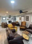 2-bedroom with a loft . Only a block away from the ATV/hiking trails !!! - 3つ星