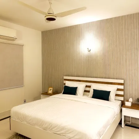 Luxury 3BR Apt | Prime Spot w/Lounge & Dinning