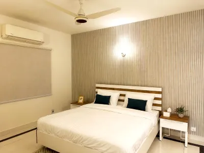 Luxury 3BR Apt | Prime Spot w/Lounge & Dinning Hôtels à : 