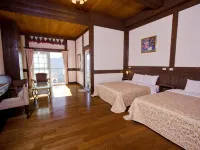 Maple Leaf Holiday Villa Hotels near Cingjing