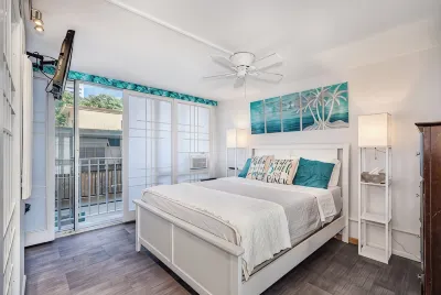 Top Remodel of a gorgeous Diamond Head Oceanfront Lanai Condo - Sleeps 4 Hotels in Diamond Head