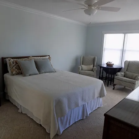 Wonderful location, mid-island! Short walk to beach, pier and island market.