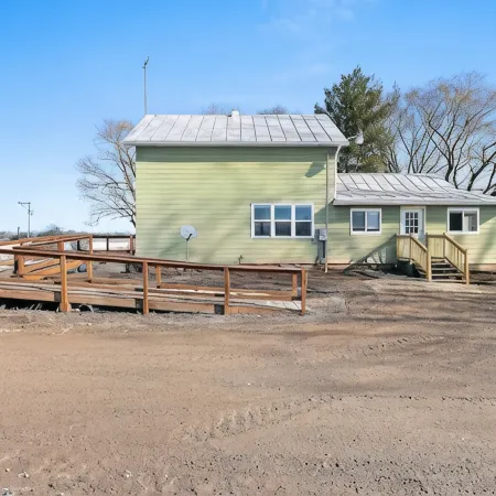 Private country setting! Close to water and other amenities!