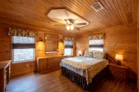 Charming 2-bedroom cabin with WiFi, AC in peaceful Eureka Springs - Hytter