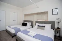 CozySuites the Block Skybridge Access - Holiday Apartments