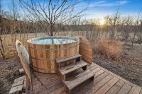 Sherwood Farmhouse: Hot Tub + King Beds + Pet Friendly