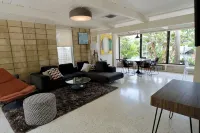 Mid-Century Meets Boaters’ Dream - 4 Sao