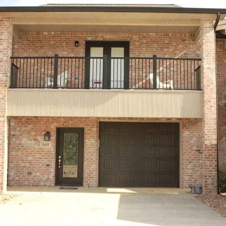 2027- 3-bedroom condo with comfort & amenities near Resturant’s & shopping.