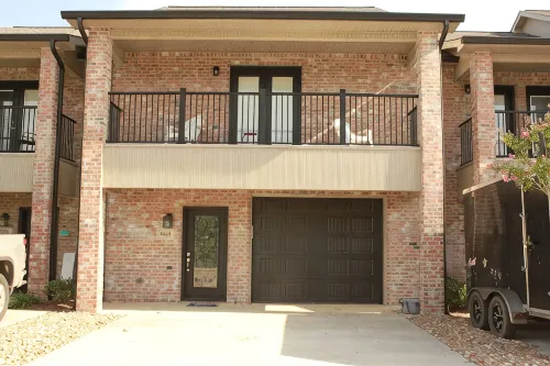 2027- 3-bedroom condo with comfort & amenities near Resturant’s & shopping.