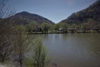 “The Mountain View” is a welcoming apartment with AC in charming Boomer by river