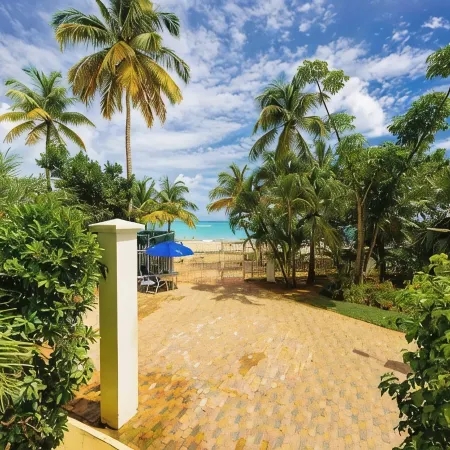 Beautiful Beach Front 1-bedroom 2 bed condo with WiFi  in peaceful Carolina