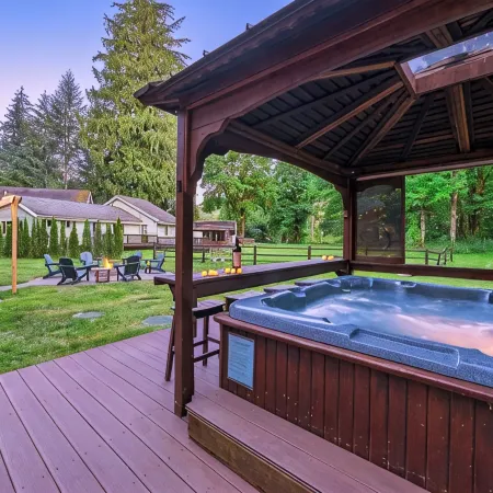 Cozy River Cabin - Sleeps 12 - Hot Tub - EV - Trails & Stevens Pass Nearby