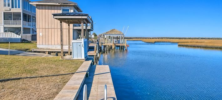 Dig'n It of Surf City! HOT TUB! 6 Bdr - 4.5 Bath Hotels in Pender County