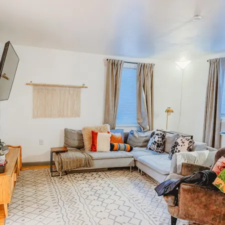 Boho 3-bedroom apt with fully supplied kitchen, WiFi, AC - Oldest Home in Oswego Hotels in Oswego
