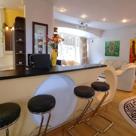 Marble Villa: Luxury Estate - central but intimate