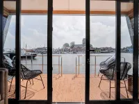 Houseboat Skoft with beautiful view over the water and on village Grou. Hotels in Grouw