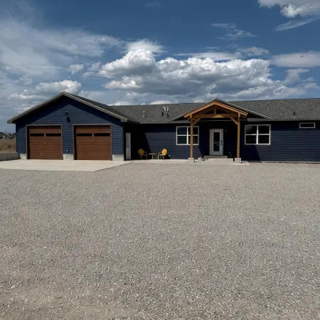 HOT TUB - Family friendly spacious 4-bedroom house in charming Pinedale
