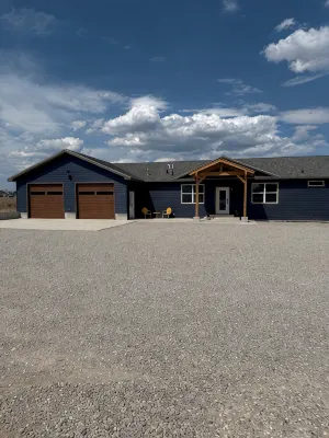 HOT TUB - Family friendly spacious 4-bedroom house in charming Pinedale