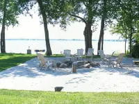 Unique Family Rental on Lake Champlain, NYLife is Good" Hotel di Champlain