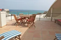 Bungalow, private pool and fiber optic internet, close to the sea, sheltered patio. - Private Pools