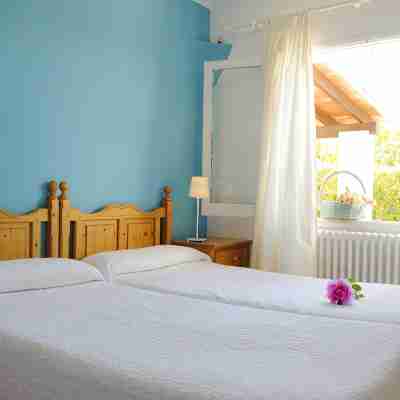 Simple Holiday Home Corb Mari, Sleeps 6, Pool and Garden, 200 Meters from Beach Rooms