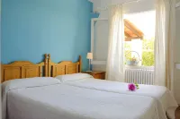 Simple Holiday Home Corb Mari, Sleeps 6, Pool and Garden, 200 Meters from Beach - 2-Sterne