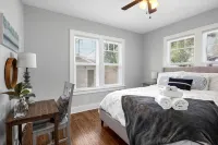 Craftsman Bungalow W/ King Beds & Stocked Kitchen.