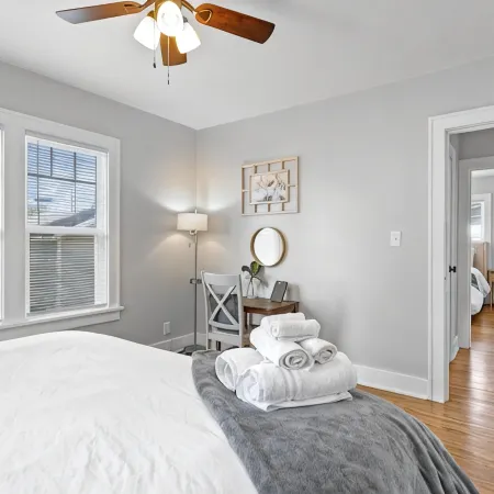 Craftsman Bungalow W/ King Beds & Stocked Kitchen.