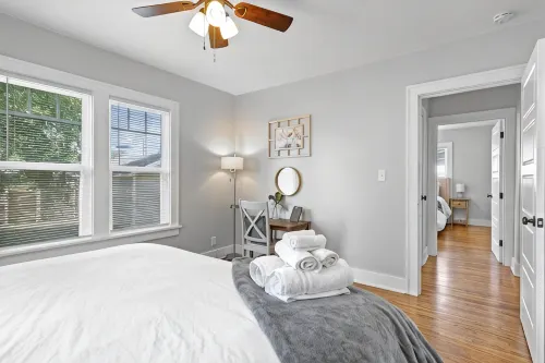 Craftsman Bungalow W/ King Beds & Stocked Kitchen.