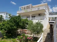 Fe-Wo Valentina by the sea with access to private beach and pool in Cesarica
