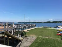 Historic Bristol Harbor Waterfront with Sunsets over Harbor Hotel di Bristol